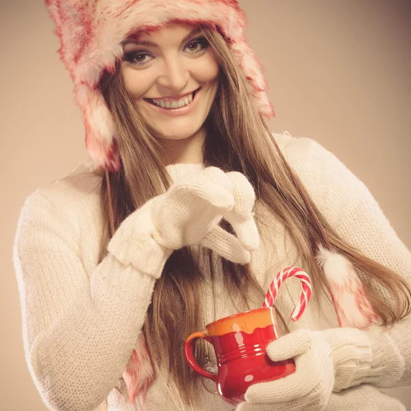 Κορίτσι με το ζαχαροκάλαμο σε κούπα Χριστούγεννα. — Φωτογραφία Αρχείου