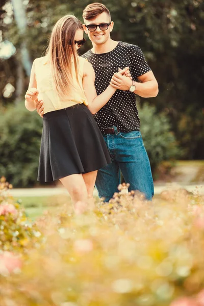 Jugendliches Paar verbringt Zeit miteinander. — Stockfoto