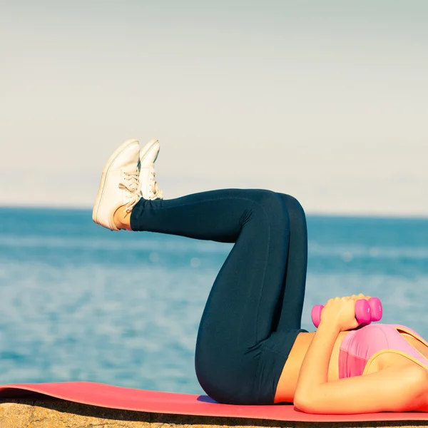 Mujer haciendo deportes al aire libre con pesas — Foto de Stock