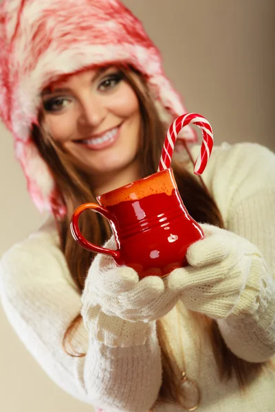 Chica de Navidad con taza y bastón . —  Fotos de Stock