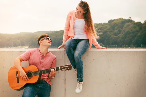 屋外のギターで幸せなカップル — ストック写真