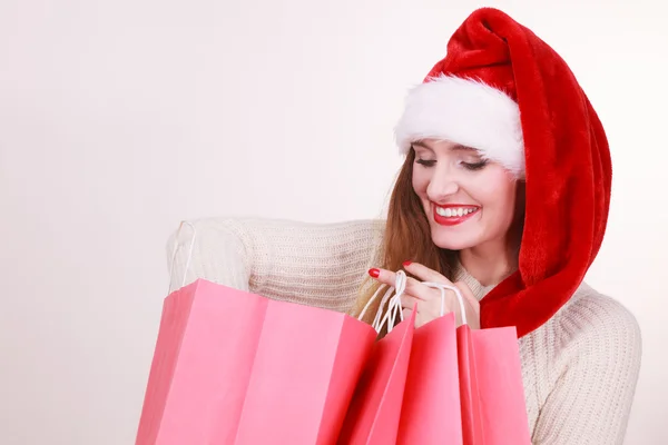 Glückliches Mädchen beim Weihnachtseinkauf. — Stockfoto