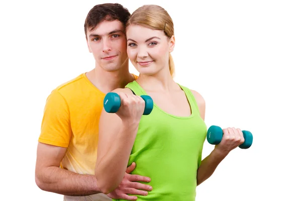 ダンベルの重りを持ち上げる運動のカップル — ストック写真