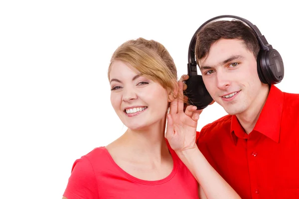 Pareja dos amigos con auriculares escuchando música —  Fotos de Stock