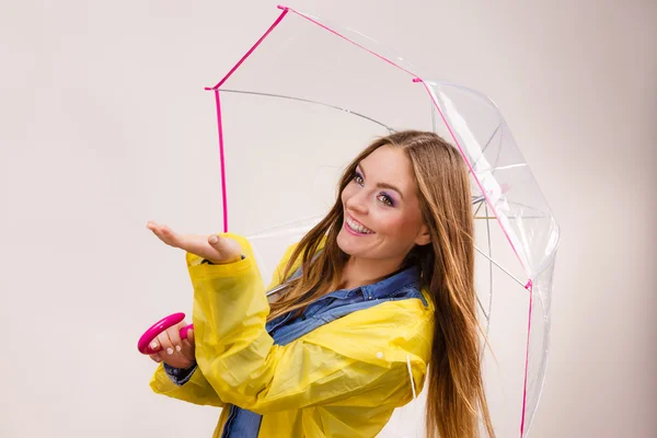 Mulher de capa impermeável com guarda-chuva. Previsão — Fotografia de Stock