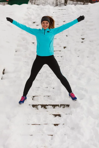 Menina desfrutando tempo de inverno . — Fotografia de Stock