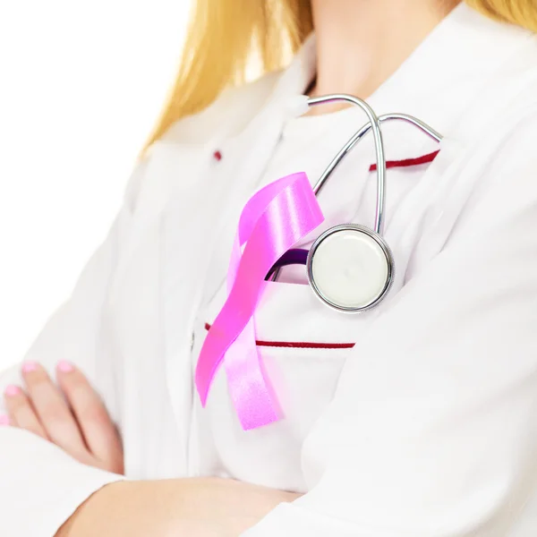 Medico con nastro rosa per il cancro simbolo degli aiuti sul petto — Foto Stock