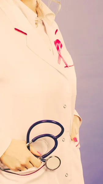 Cinta rosa con estetoscopio en uniforme médico . — Foto de Stock