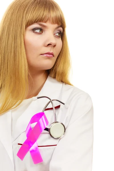 Mujer médico con el símbolo de las ayudas de cinta rosa — Foto de Stock