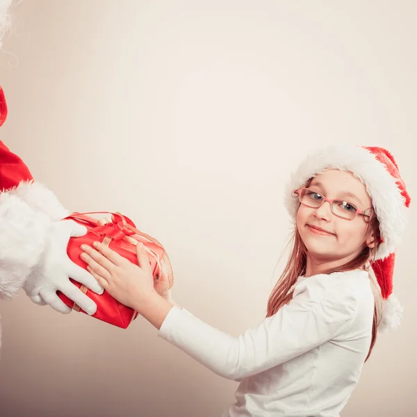 Regalo de Santa Claus givig para niña . — Foto de Stock