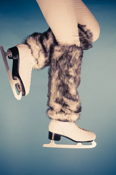 Mulher pernas vestindo patins de gelo meias de pele, patinação — Fotografia de Stock