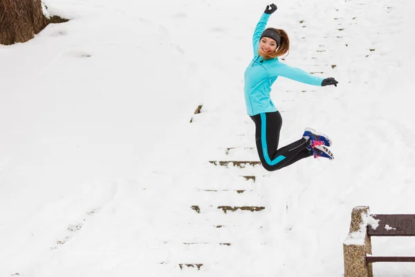 Genç kız kar üzerinde atlama. — Stok fotoğraf