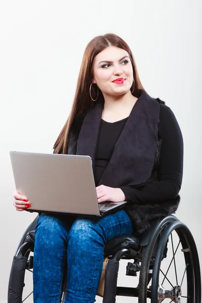 Dama lisiada con portátil . — Foto de Stock