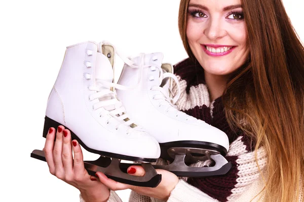 Mulher sorridente com patins no gelo — Fotografia de Stock