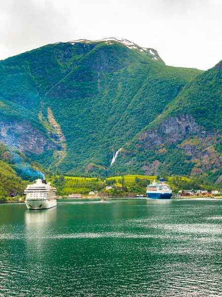 Crucero en fiordo Sognefjord en Flam Noruega — Foto de Stock