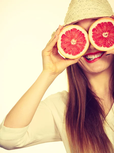 Woman holds two halfs of grapefruit citrus fruit in hands — Stock Photo, Image