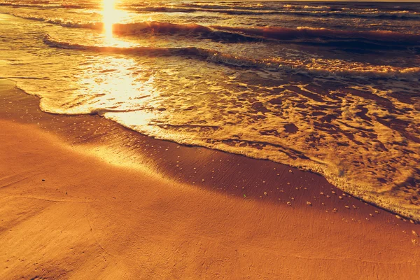 Mooie zonsondergang met wolken boven zee en strand — Stockfoto