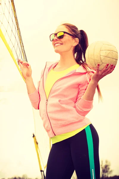 Vrouw volleyballer buiten op Hof — Stockfoto