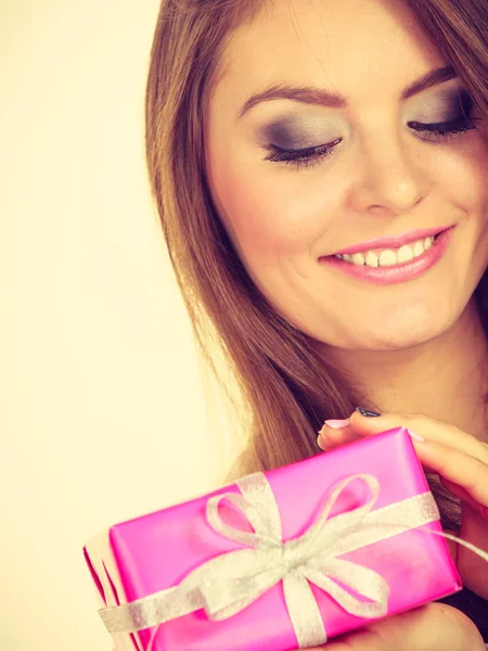 Härlig kvinna med rosa ros box gåva — Stockfoto