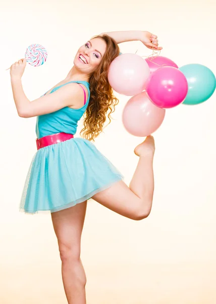 Vrouw met kleurrijke ballonnen en lolly — Stockfoto