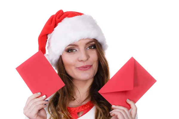 Жінка в капелюсі Санта Клауса читання листа — стокове фото