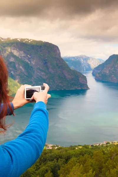 Touristin fotografiert vom Stegastein-Aussichtspunkt Norwegen — Stockfoto