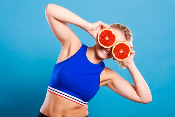 Mulher segurando toranja citrinos nas mãos — Fotografia de Stock