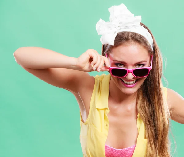 Portrait of happy pin up girl wearing sunglasses. — Stock Photo, Image