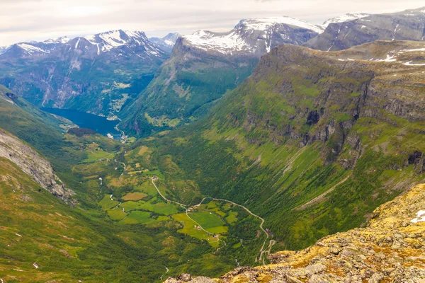 Blick auf den Geirangerfjord vom dalsnibba-Aussichtspunkt in Norwegen — Stockfoto