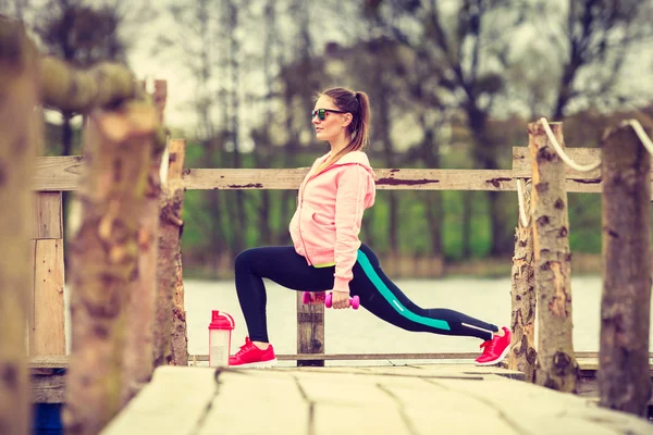 Woman exercising with dumbbells outdoor — Stock Photo, Image