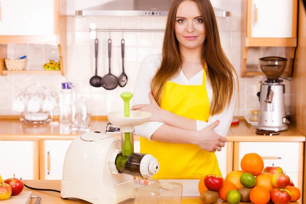 Wanita di dapur menyiapkan buah-buahan untuk jus — Stok Foto