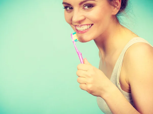 Mulher escovando dentes de limpeza — Fotografia de Stock