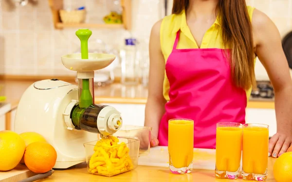 ガラスで女性注ぐオレンジ ジュース ドリンク — ストック写真