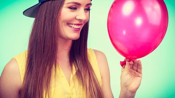 Feliz adolescente con globo rojo . — Foto de Stock
