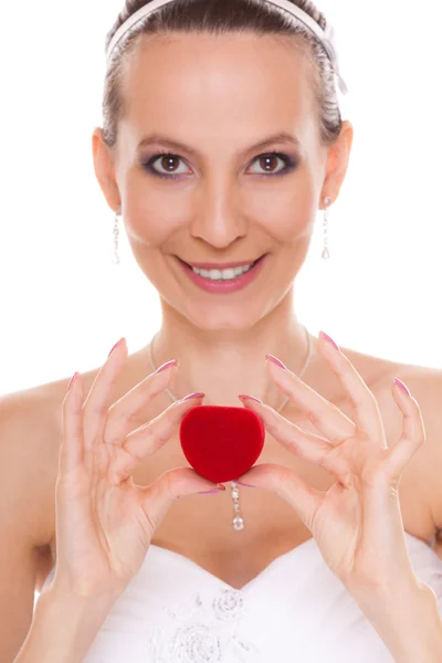 Glücklich Braut Frau zeigt Verlobungsring Box. — Stockfoto