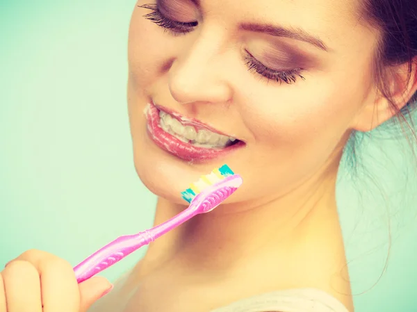 Woman brushing cleaning teeth — Stock Photo, Image