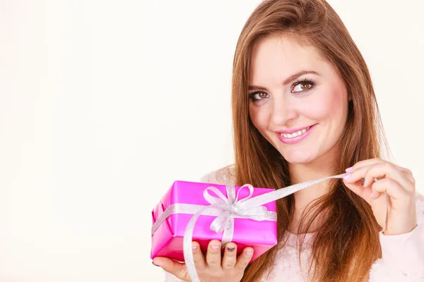 Schöne Frau mit rosa Rose Box Geschenk — Stockfoto