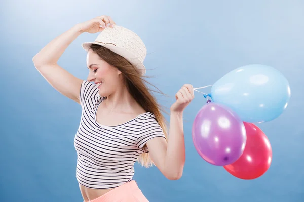 色とりどりの風船を女性夏のうれしそうな女の子 — ストック写真