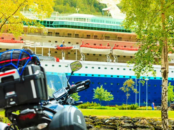 Bateau de croisière et scooter gros plan — Photo