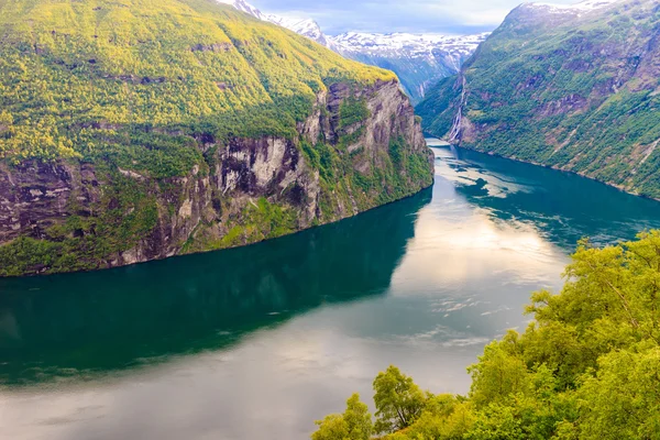 Visa på Geirangerfjorden från Flydasjuvet synpunkt Norge — Stockfoto