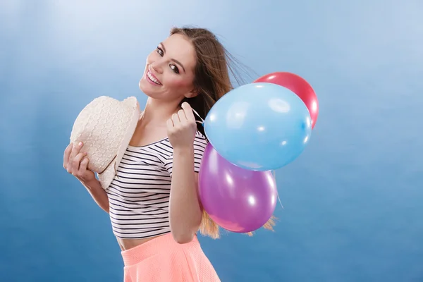 Frau Sommer fröhliches Mädchen mit bunten Luftballons — Stockfoto