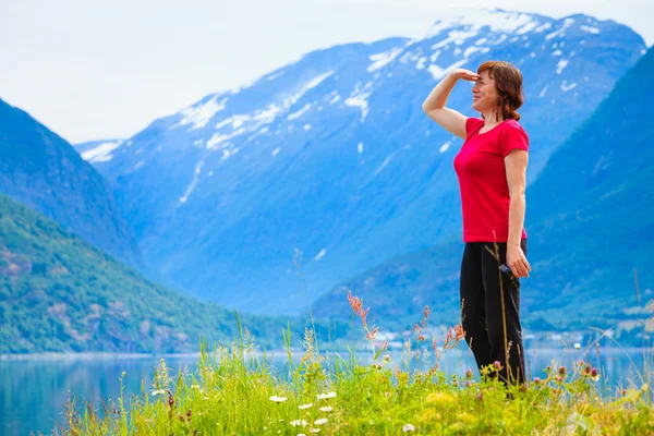 Turistické žena kochat výhledem na fjord v Norsku — Stock fotografie