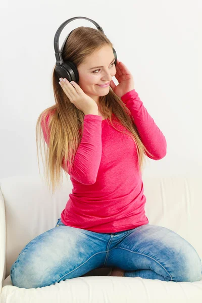 Mulher com fones de ouvido ouvir música — Fotografia de Stock