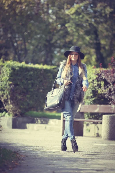 Fashionable model posing in park — Stock Photo, Image