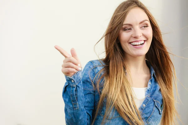 Señorita sonriente joven gesto . — Foto de Stock