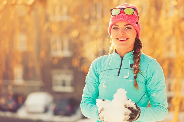 Fille avec de la neige en ville . — Photo