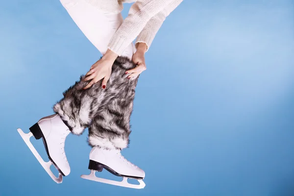 Kaki wanita memakai sepatu es kaus kaki bulu, skating — Stok Foto