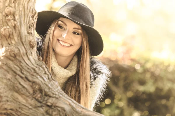 Beautiful autumnal woman in park — Stock Photo, Image