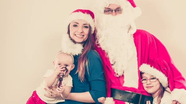 산타 클로스와 함께 행복 한 가족. — 스톡 사진