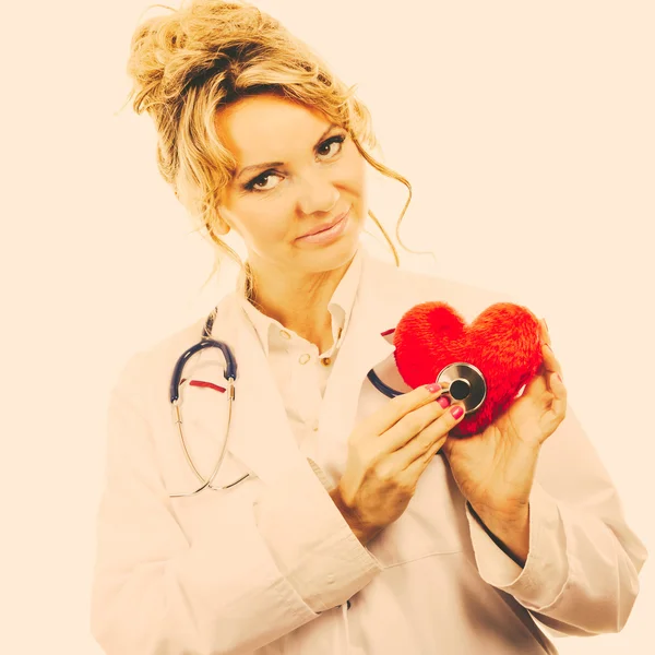 Läkare med stetoskop undersöka rött hjärta. — Stockfoto